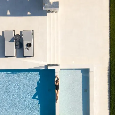 Caelum Villa, By Hellocrete Villa Pikris