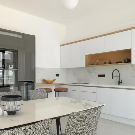 Caelum Villa, By Hellocrete Villa Pikris